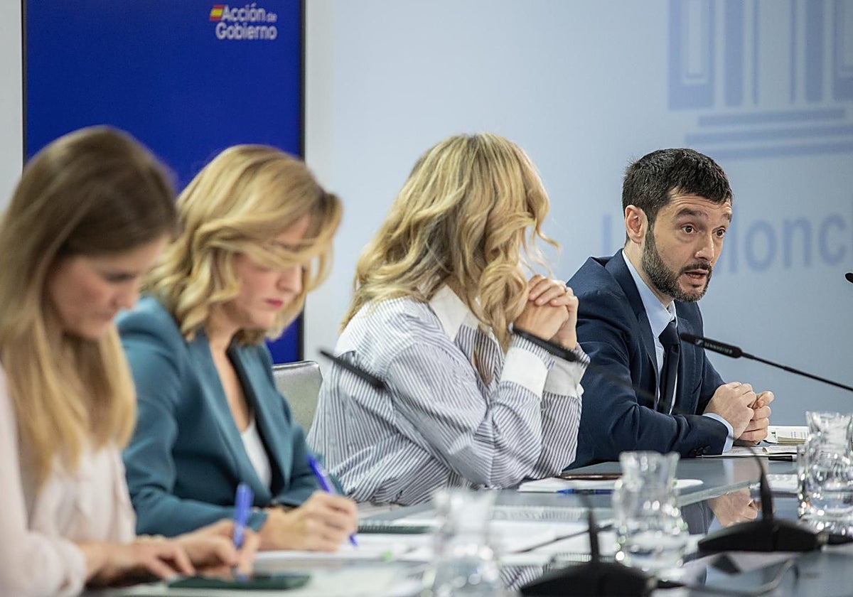 El ministro Bustinduy (derecha) interviene en la rueda de prensa después del Consejo de Ministros