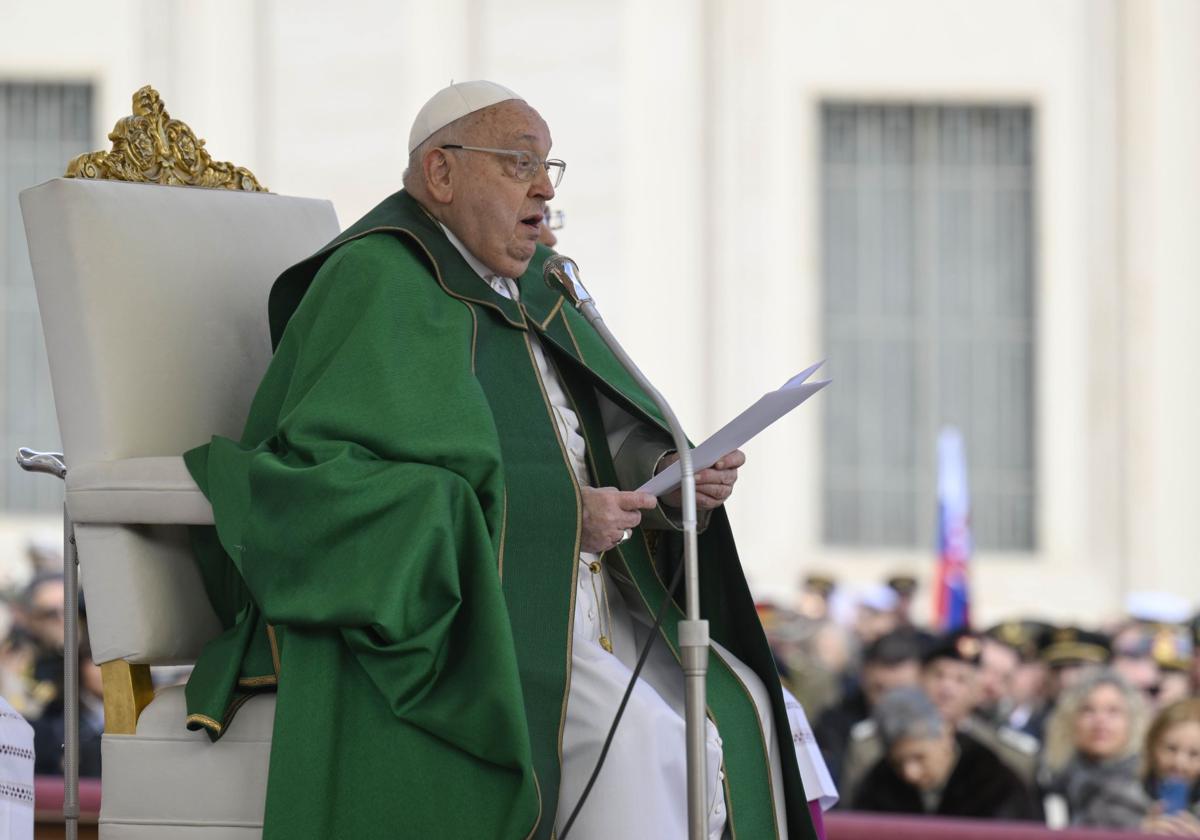 El Papa Francisco este domingo, en la celebración de la misa por el Jubileo de las Fuerzas Armadas en la Plaza de San Pedro