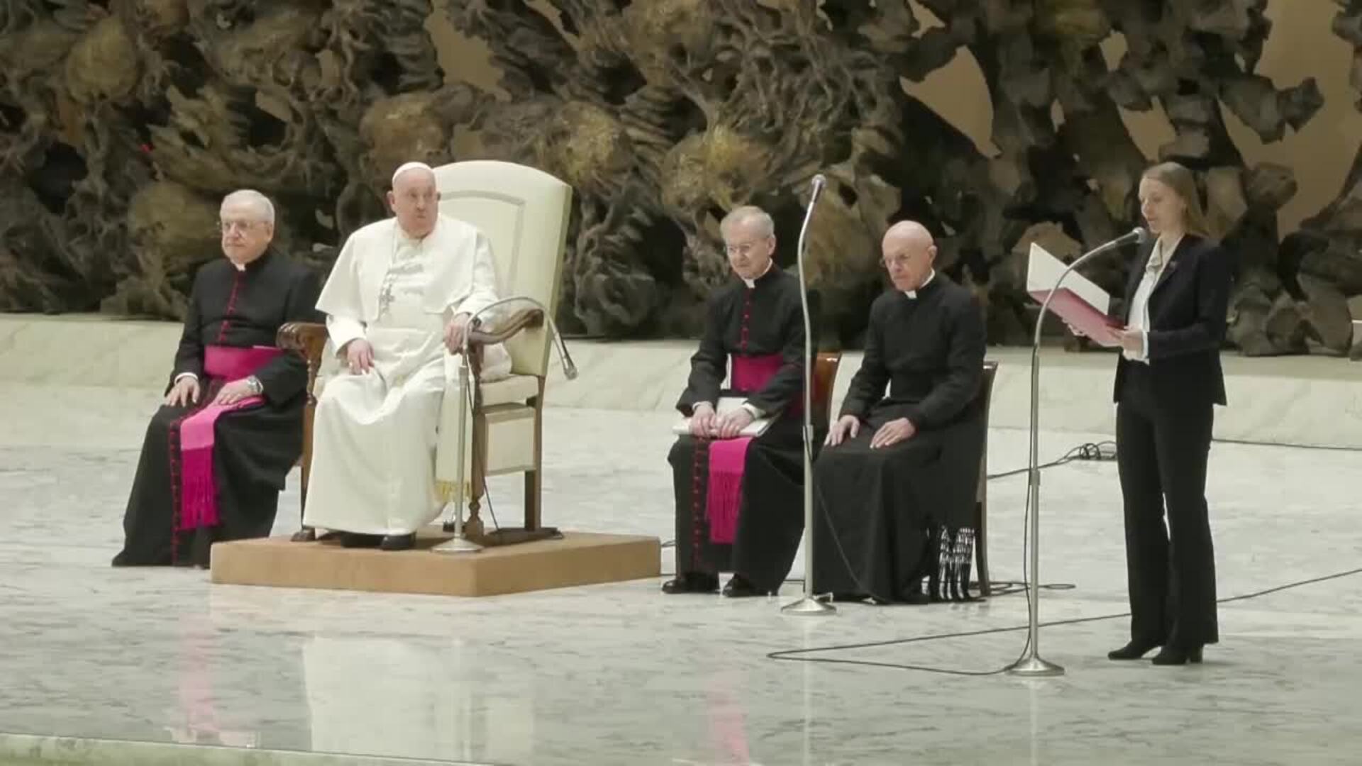 El papa pide oración y esfuerzos por la paz en el mundo