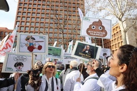 «Parece mentira que sea compañera»: médicos de toda España claman contra Mónica García