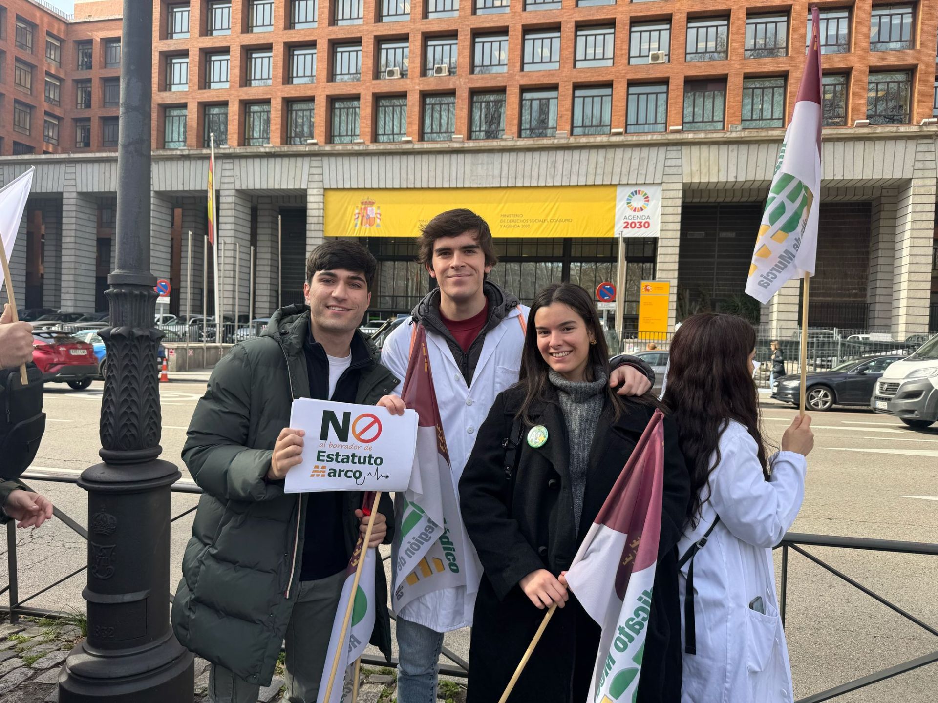 Adrián Martínez Andújar, Antonio Ruiz Pérez-Guillermo y Lorena Sosa Luján, estudiantes que han acudido este jueves a la concentración frente al Ministerio de Sanidad