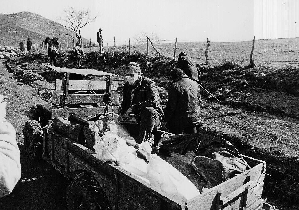 La baja altitud con respecto al suelo hizo que los restos del avión y los cadáveres de las víctimas quedaran esparcidos a lo largo de cientos de metros. Según aseguraron desde el cuartel de Garellano, solo se encontraron seis cuerpos «parcialmente completos». El único cadáver intacto fue, precisamente, el de un hombre ya fallecido que viajaba en un ataúd en la bodega del avión.