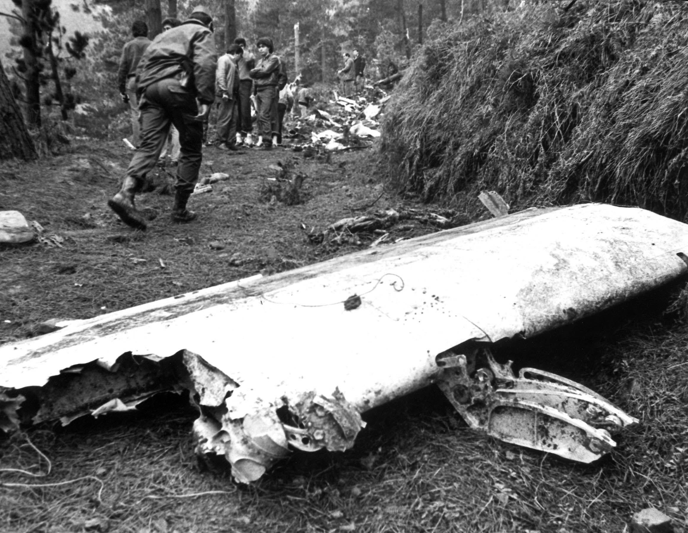 La Guardia Civil y los militares recibieron la primera llamada de Juan Mari Urkiola, un vecino de un caserío cercano, que fue el primero en descubrir la tragedia. Muchos habitantes de la zona se enteraron después porque habían perdido la señal de la televisión pública vasca, la ETB.