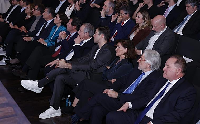 Imagen principal - Los premios &#039;Lideremos&#039; reconocen el talento y liderazgo joven: «Sois inspiración, sois fuerza, sois esperanza»