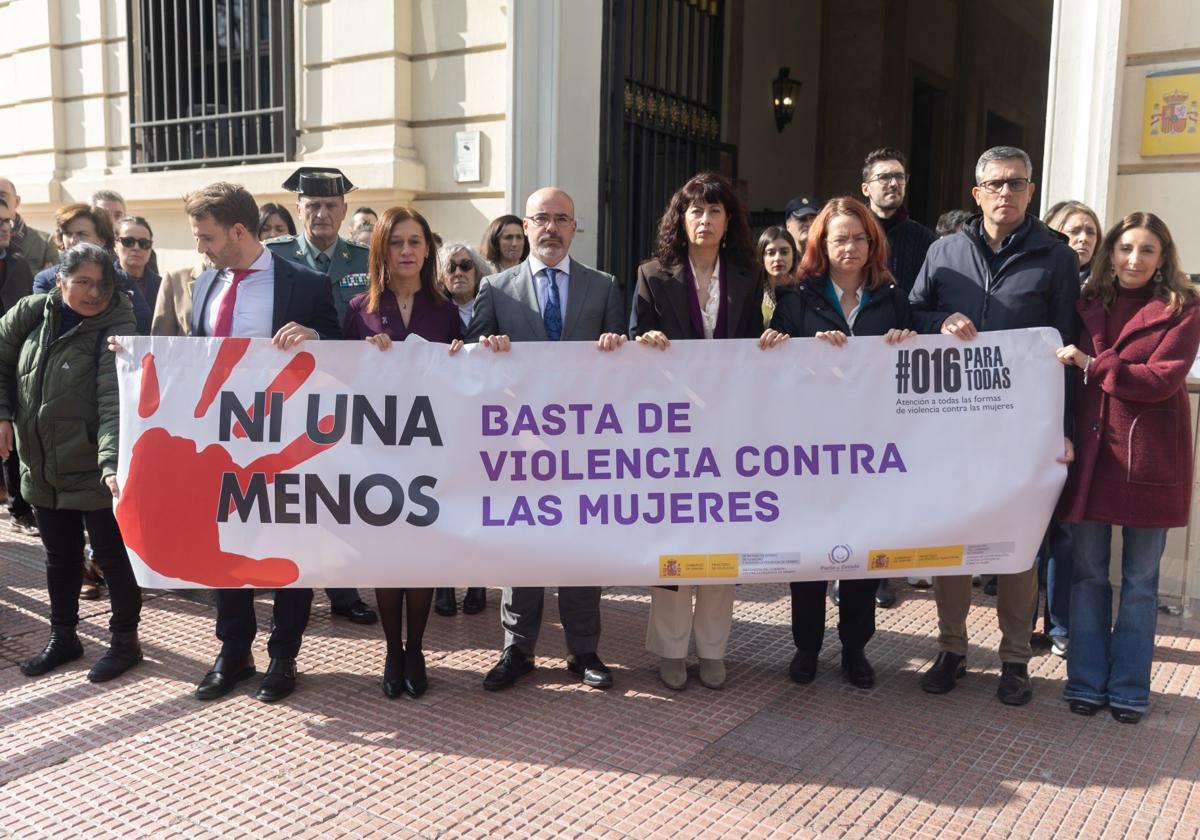 La ministra de Igualdad, Ana Redondo García, y el delegado del Gobierno en la Comunidad de Madrid, Francisco Martín, durante un minuto de silencio, frente a la Sede de la Delegación del Gobierno