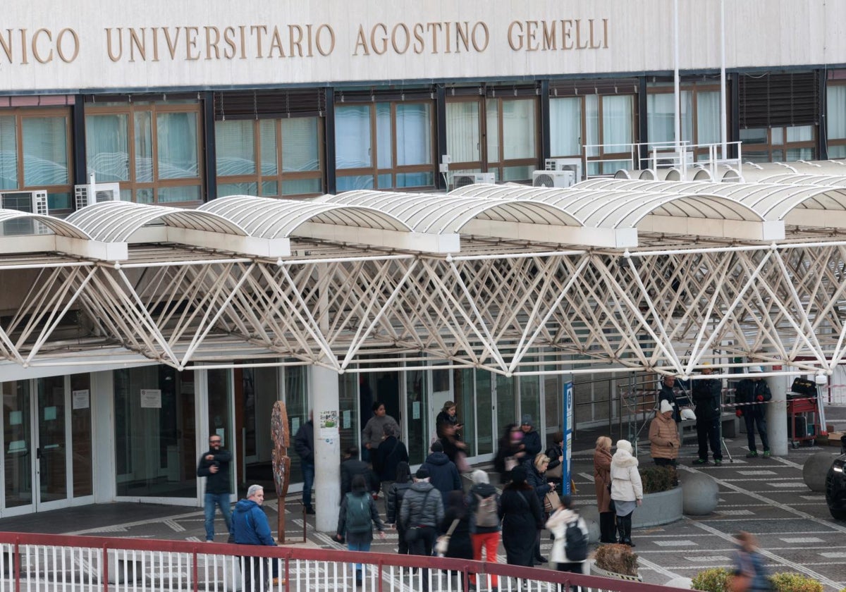 Entrada al hospital Gemelli de Roma, donde permanece Francisco ingresado desde el viernes 14 de febrero