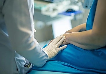 Cuánto gana un auxiliar de enfermería en España en 2026: sueldos en hospitales públicos y centros privados