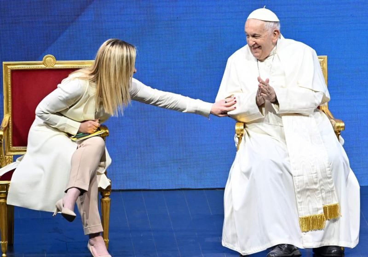 Meloni saluda al Papa Francisco en un evento de 2023