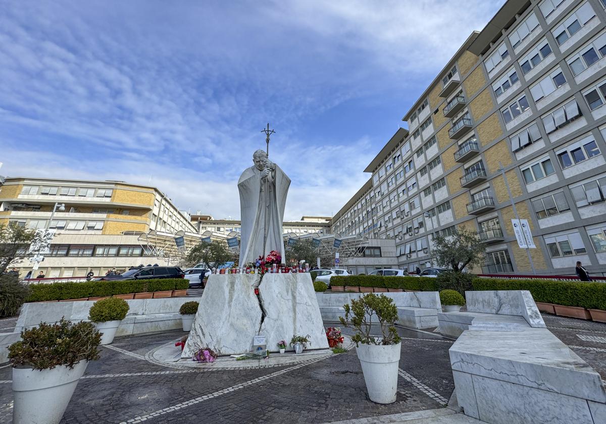 El Policlínico Gemelli, donde se encuentra ingresado el Papa