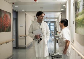 Más de 390 médicos solicitaron la baja de la colegiación en España en 2024 para irse al extranjero