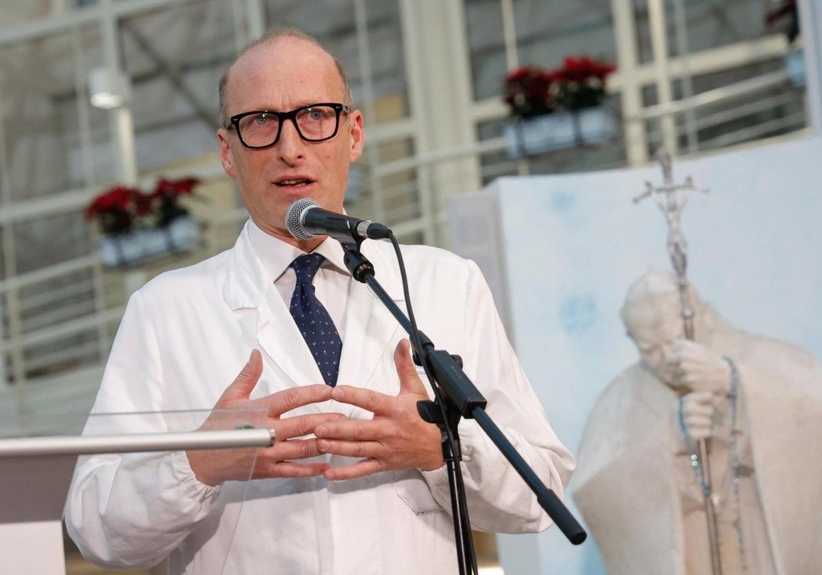 El doctor Sergio Alfieri explica los detalles sobre la estado de salud del Papa