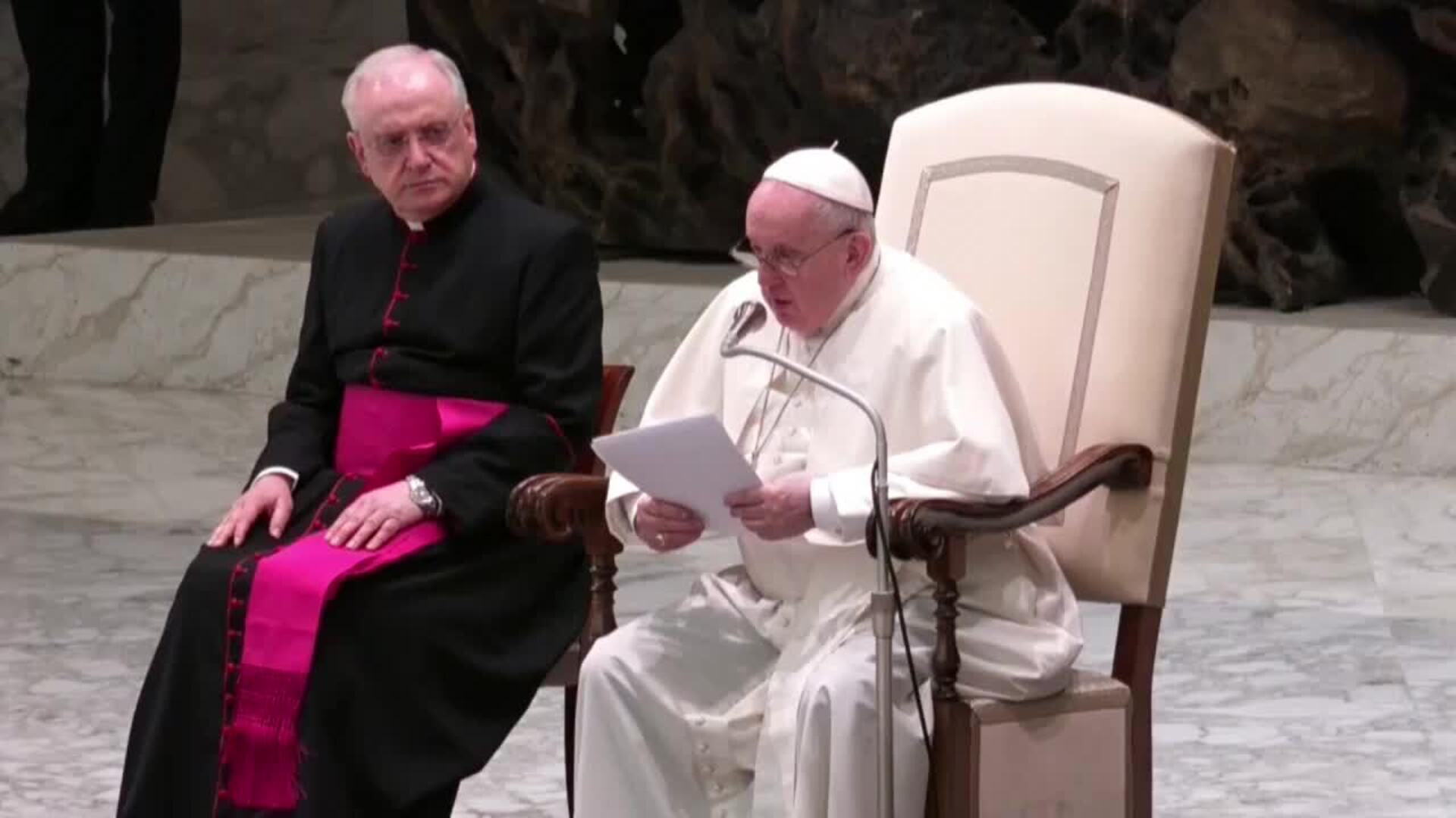 El papa sufre una crisis respiratoria y permanece en estado crítico