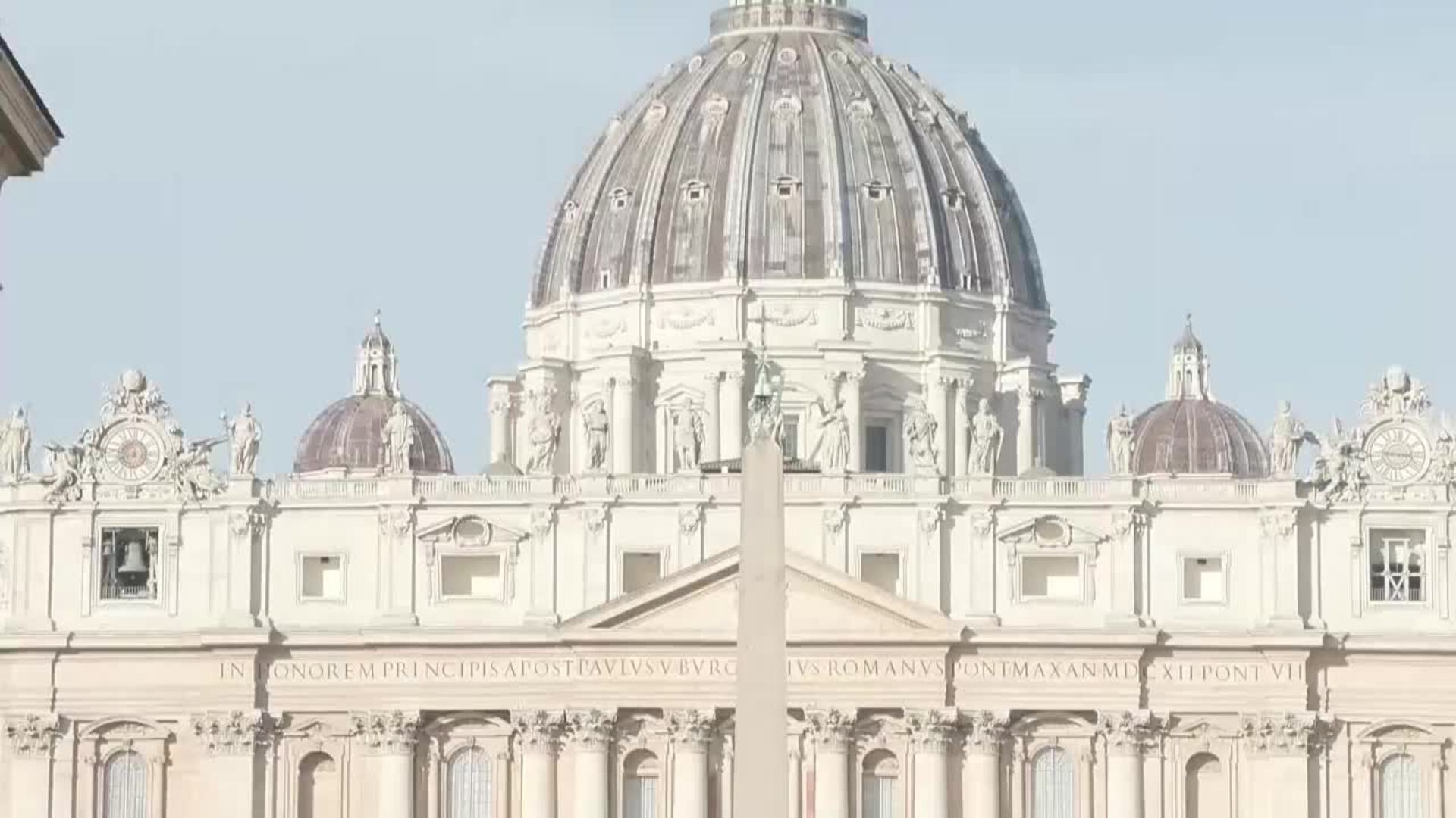 Católicos acuden a la Plaza de San Pedro para pedir por la salud del papa Francisco