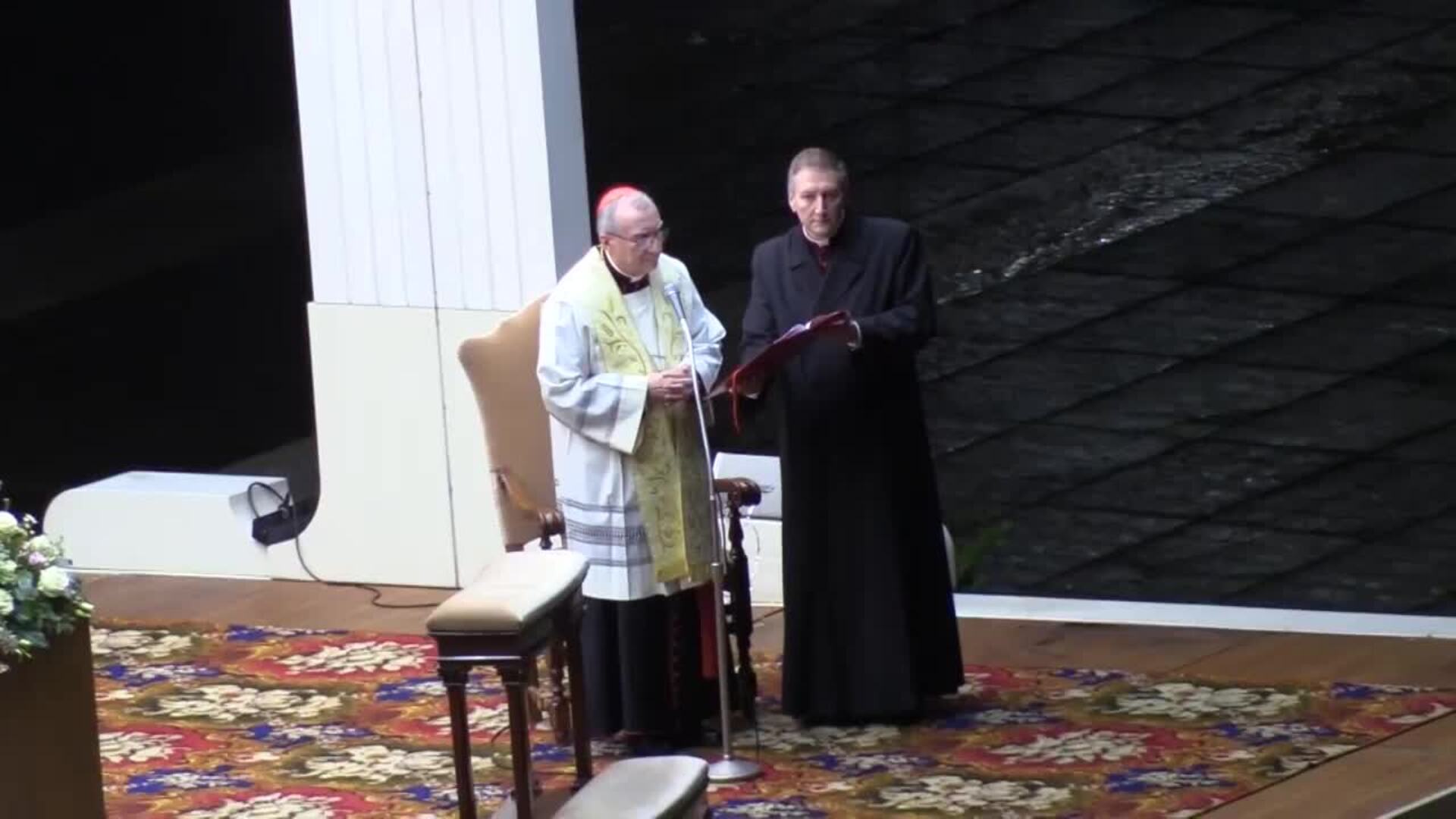 La Curia y los fieles rezan por la salud del papa en la Plaza de San Pedro