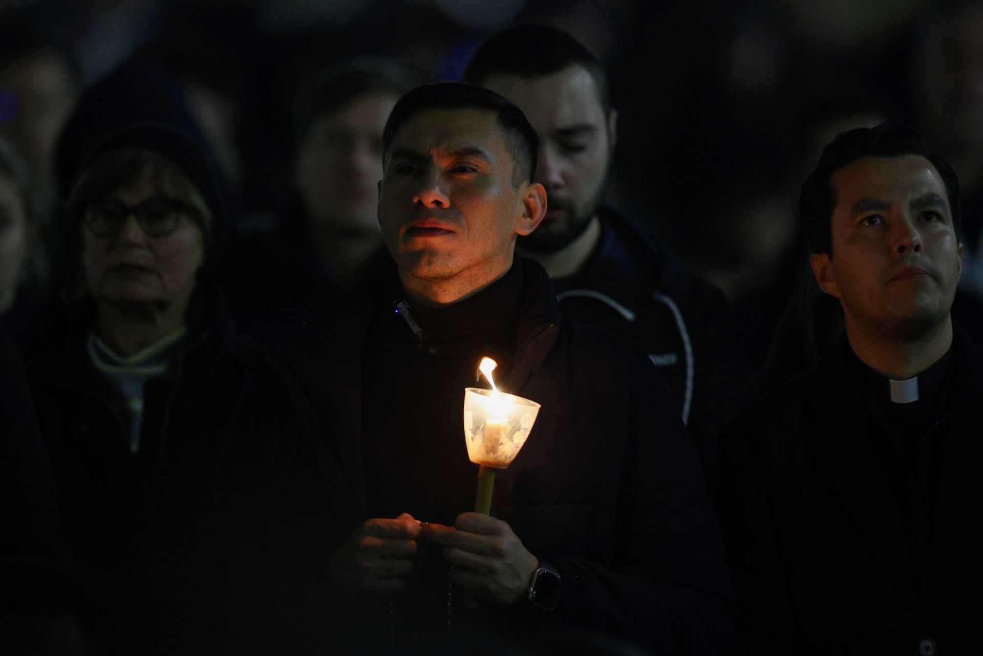Cientos de personas se reúnen en la Plaza de San Pedro para rezar un rosario por el Papa Francisco