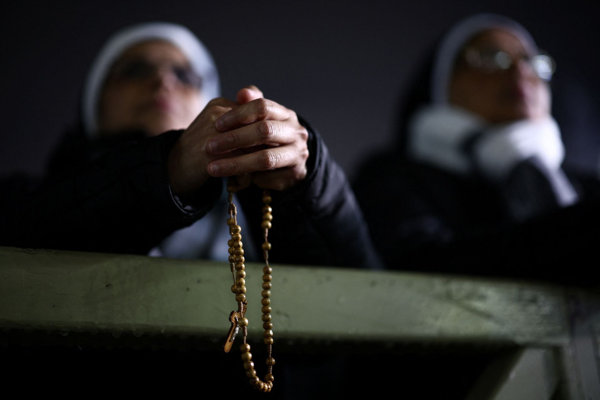 Cientos de personas se reúnen en la Plaza de San Pedro para rezar un rosario por el Papa Francisco