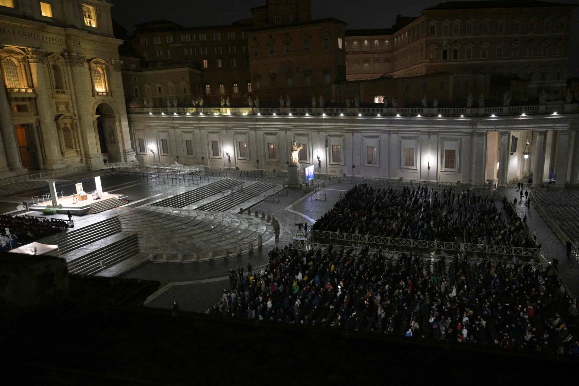 Cientos de personas se reúnen en la Plaza de San Pedro para rezar un rosario por el Papa Francisco