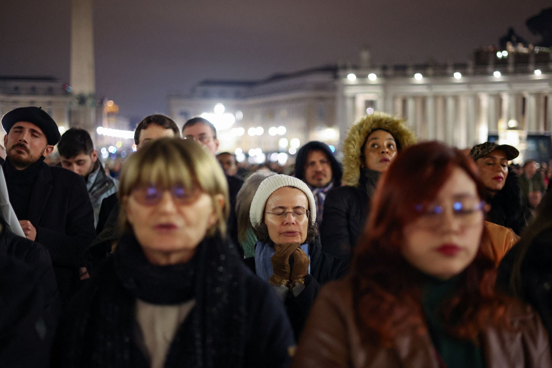 Cientos de personas se reúnen en la Plaza de San Pedro para rezar un rosario por el Papa Francisco