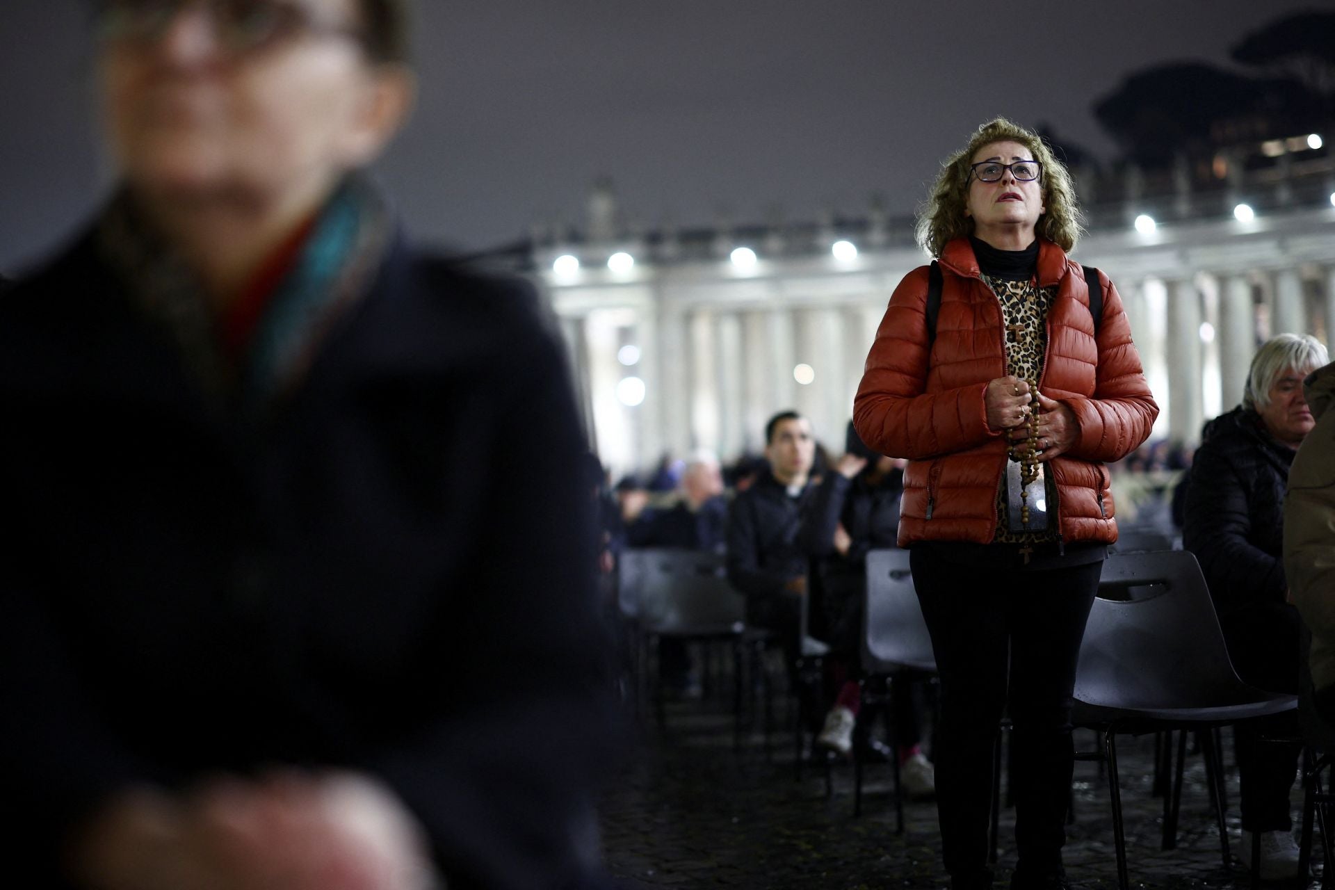 Cientos de personas se reúnen en la Plaza de San Pedro para rezar un rosario por el Papa Francisco