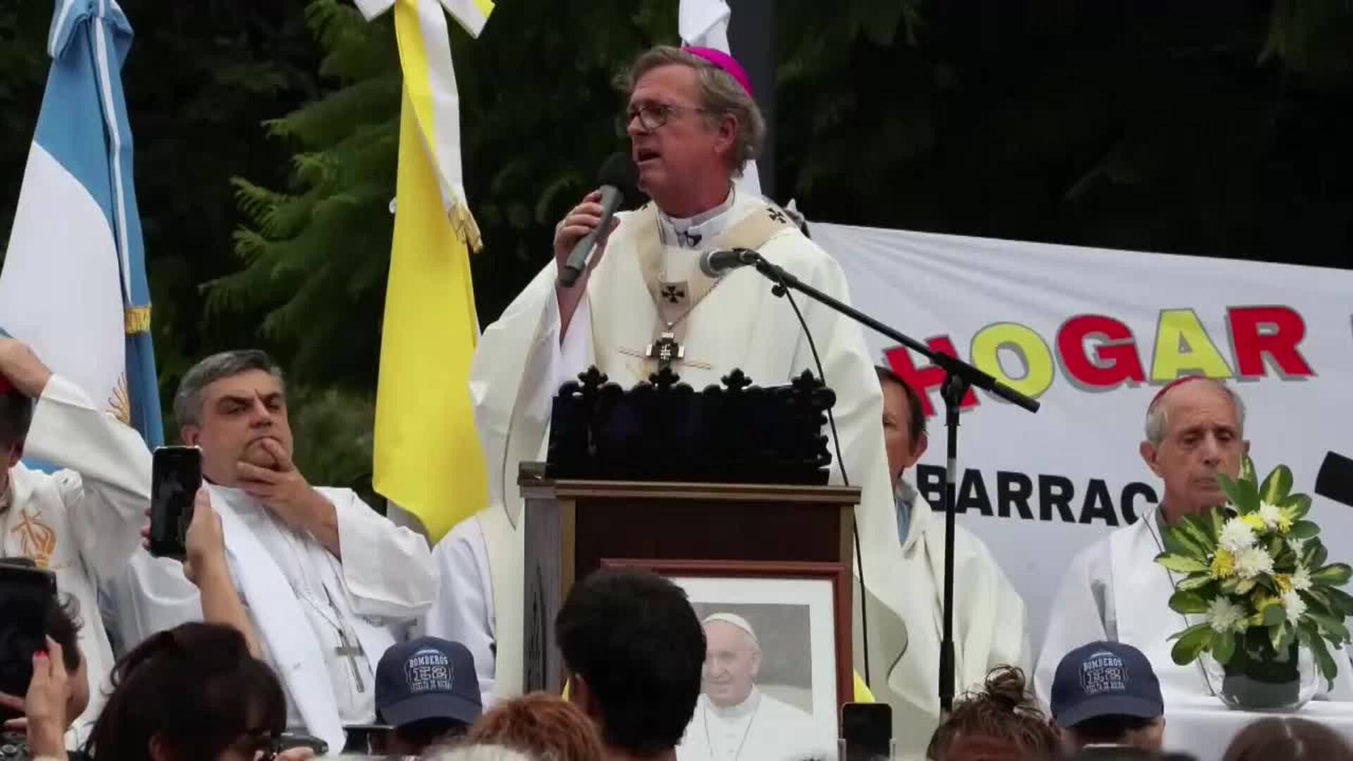 Miles de fieles rezan por la salud del Papa Francisco en la Plaza Constitución de Buenos Aires