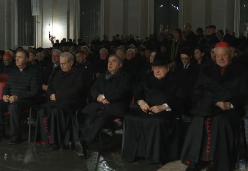 La salud del Papa acerca posturas con sus más acérrimos críticos: los cardenales Burke, Becciu y Müller, en primera fila del Rosario