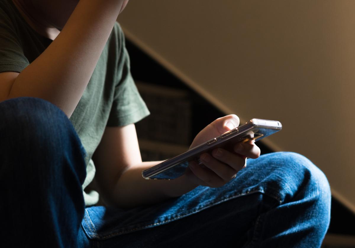 Un joven utilizando un smartphone.