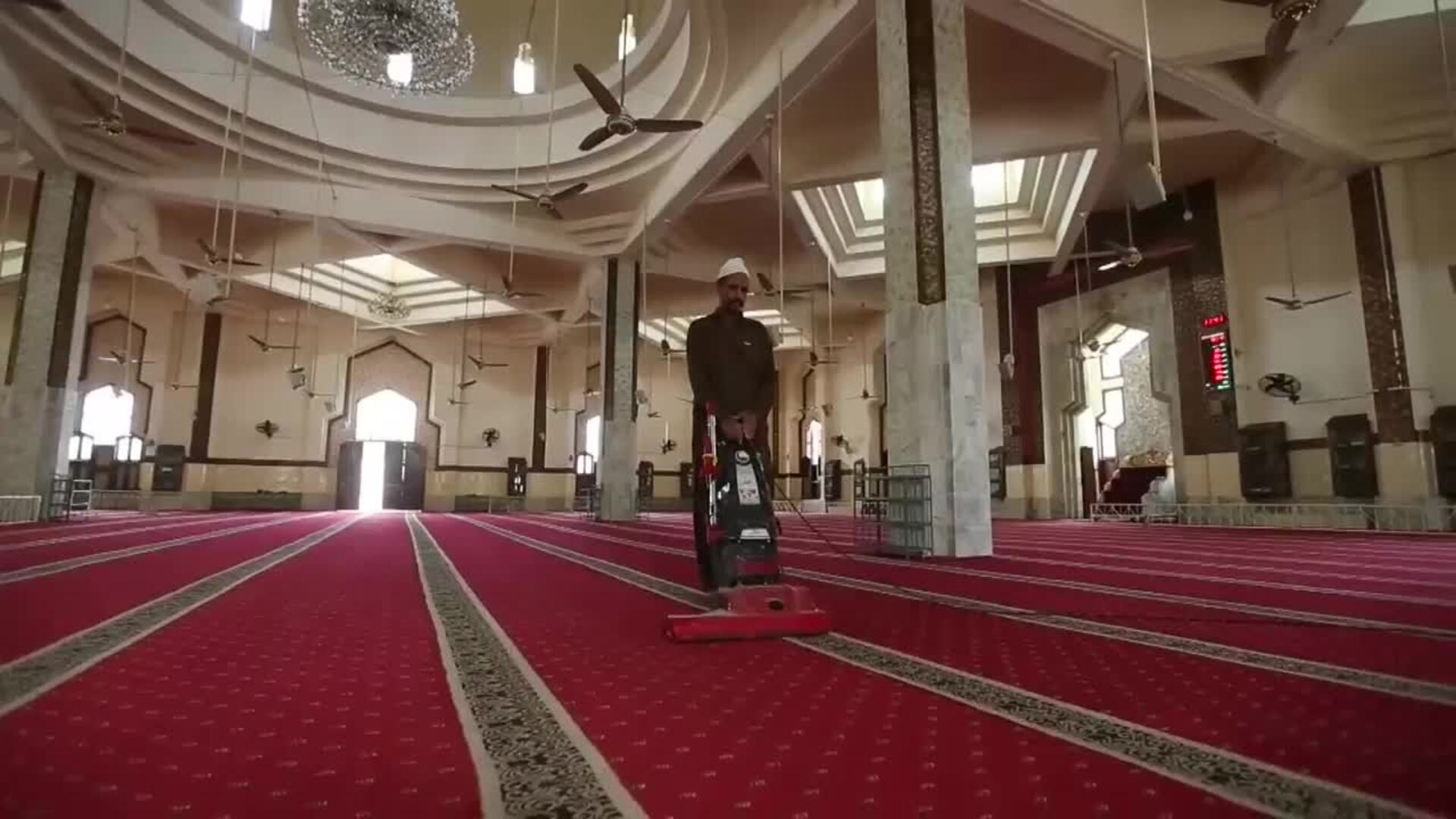 Musulmanes de todo el mundo esperan con incertidumbre el inicio del mes sagrado del ayuno