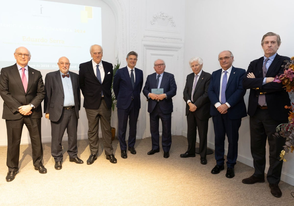 Eduardo Serra, en el centro con el premio, junto a algunos miembros del jurado