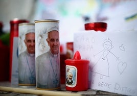 Velas y dibujos infantiles se acumulan en la entrada del Hospital Gemelli en homenaje al Papa Francisco