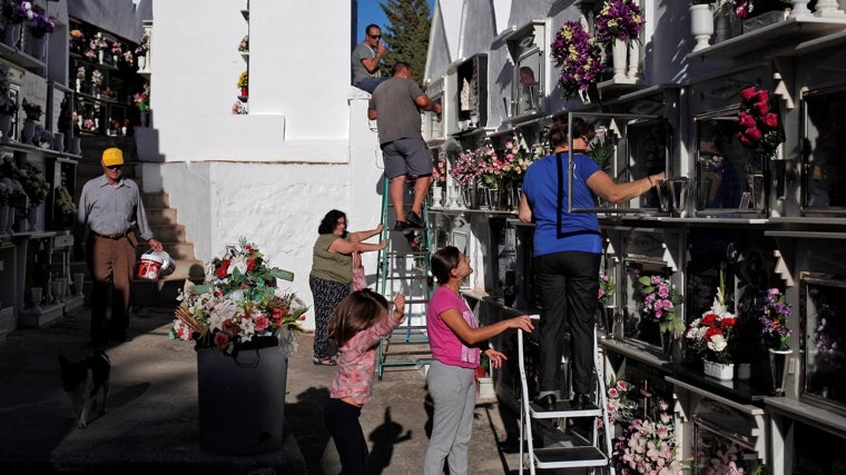 Un cementerio antes del Día de Todos los Santos en Casabermeja (Málaga)