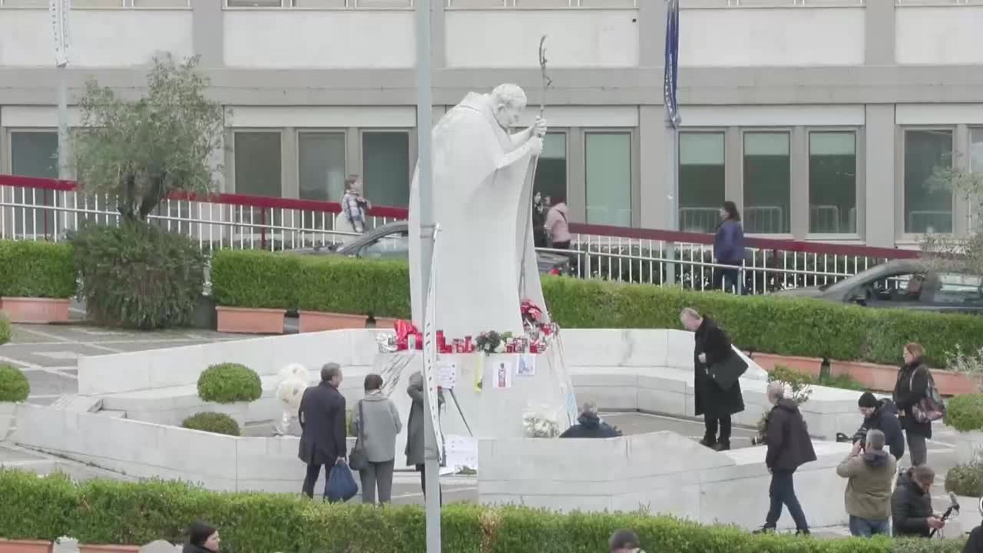 El papa continúa con la fisioterapia respiratoria en el hospital Gemelli de Roma