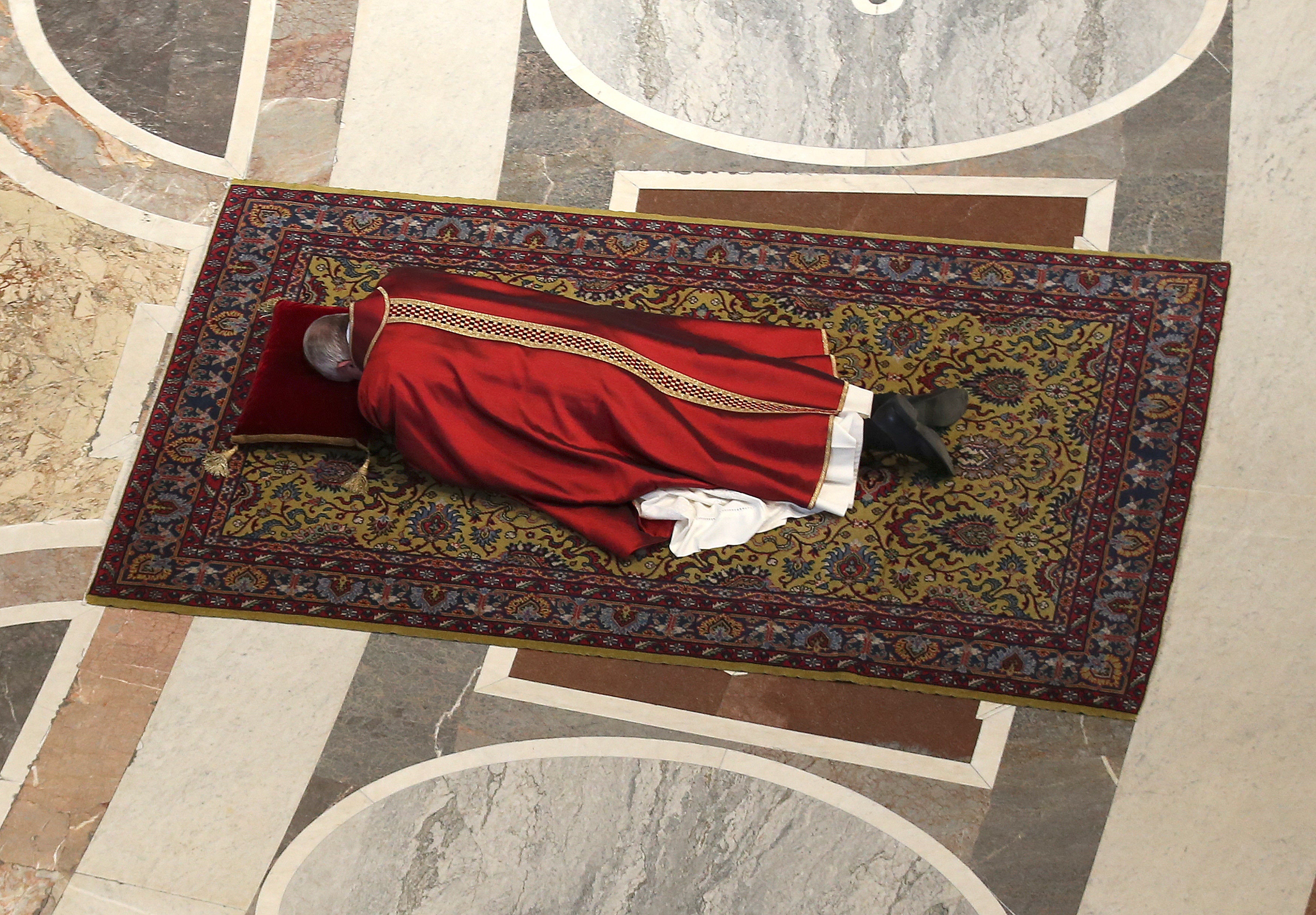 El Santo Padre, rezando tumbado en San Pedro durante la celebración de la Pasión del Señor en 2016