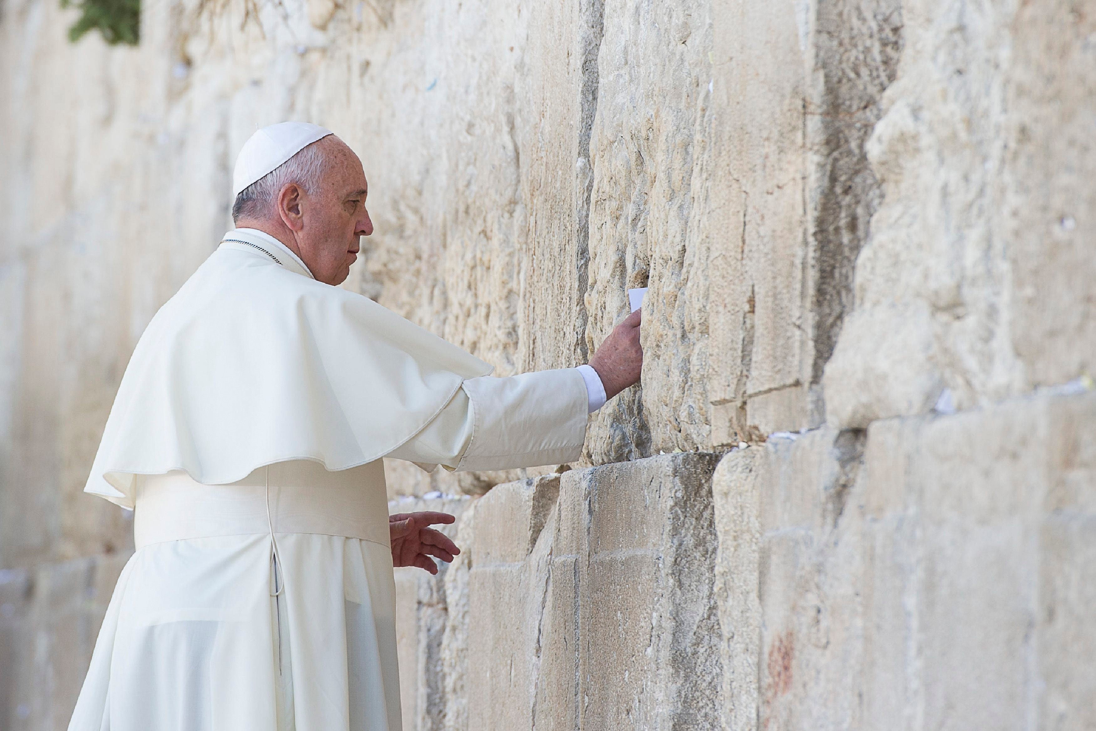 El Papa, en el muro de las lamentaciones, lugar de rezo sagrado del judaísmo en su visita a Jerusalem en 2014