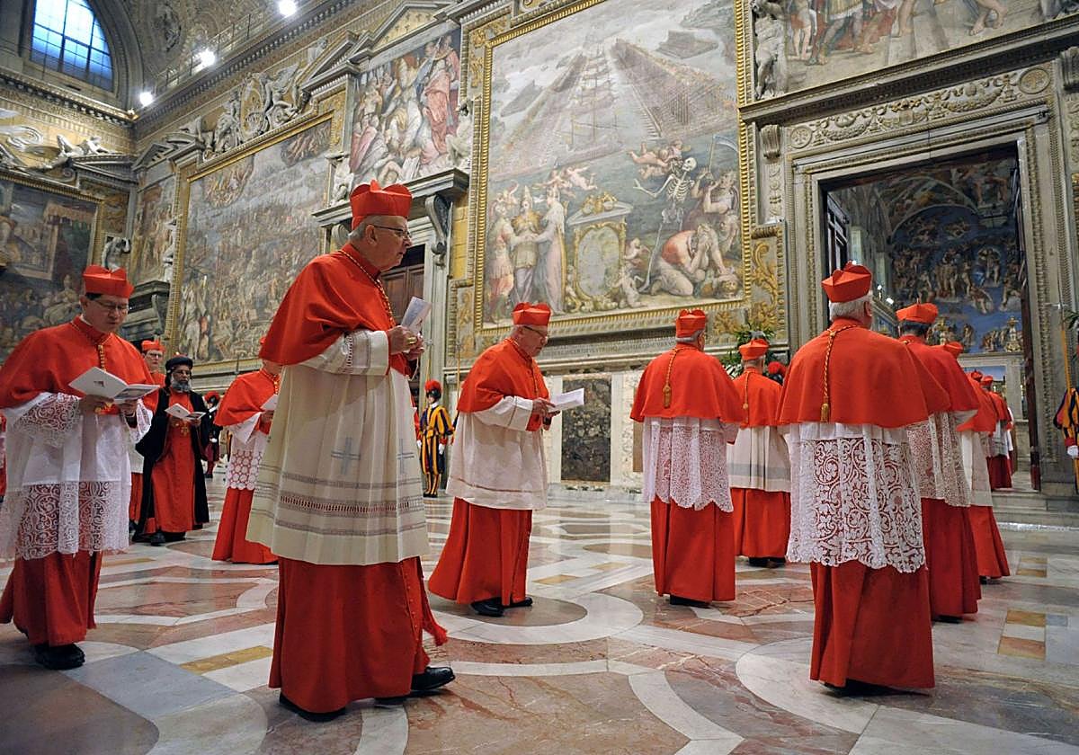 Varios cardenales entrando en la capilla Sixtina antes del comienzo del cónclave donde se eligió al Papa Francisco