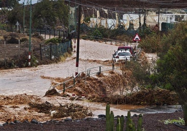 El barranco de Ojos de Garza, el Telde (Gran Canaria), desbordado por las lluvias.