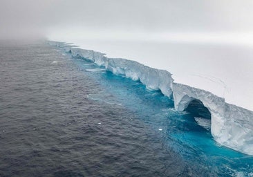 El iceberg más grande del mundo encalla frente a la isla Georgia del Sur, paraíso de pingüinos