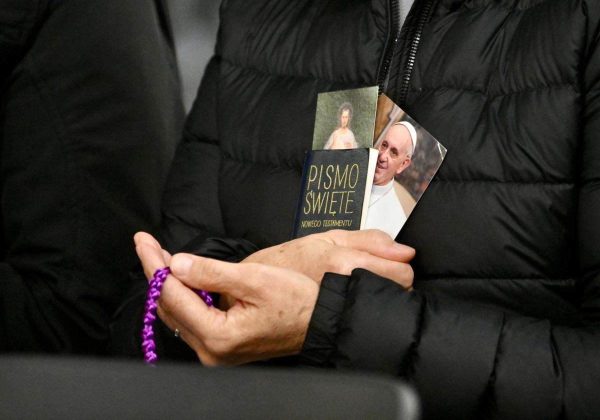 Rezo del rosario por el Papa Francisco en la Plaza de San Pedro