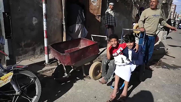 Yemeníes preparan comidas benéficas para el iftar de Ramadán en Saná