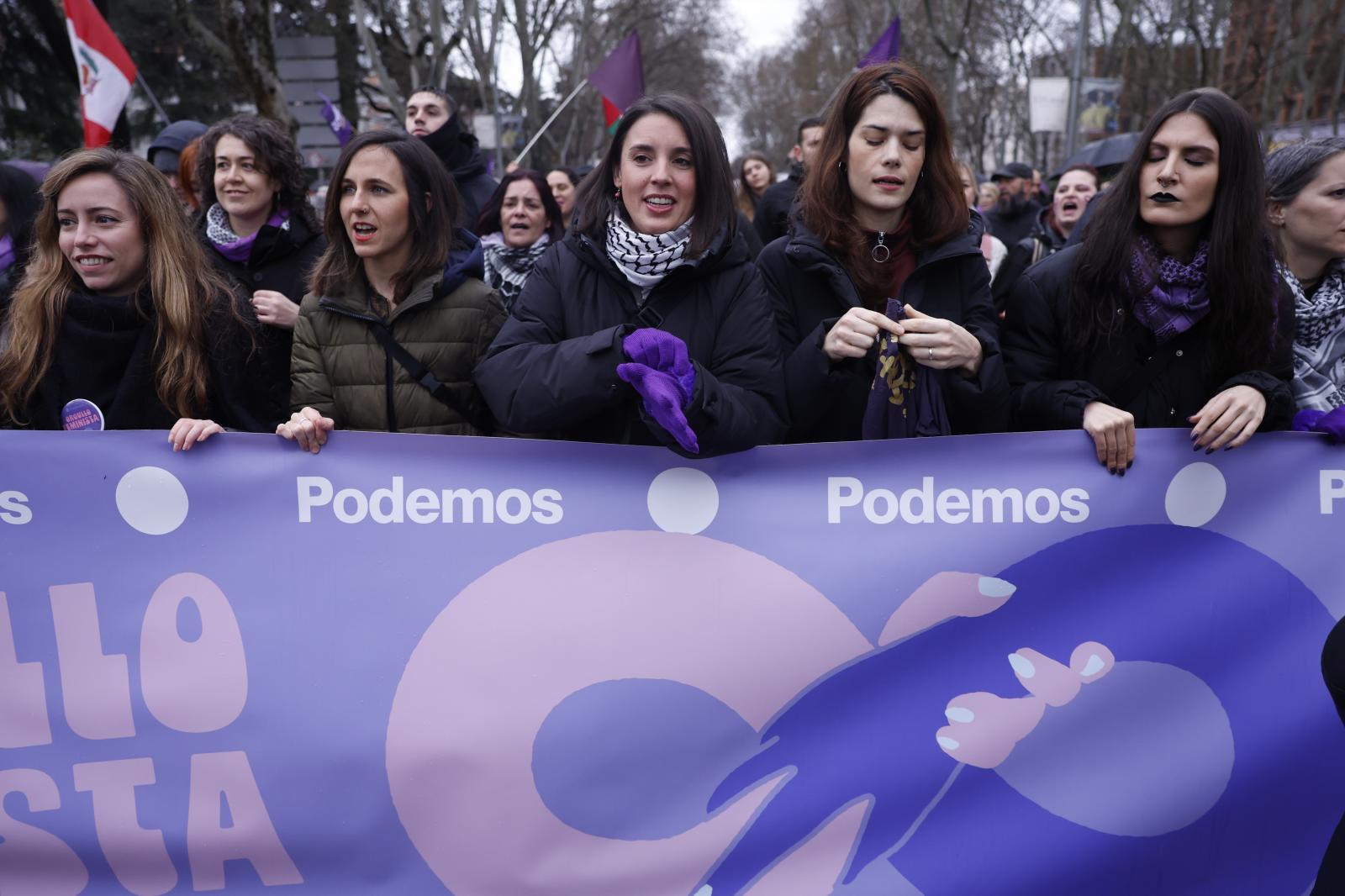 Las líderes de Podemos, Ione Belarra (2i), e Irene Montero (c), junto a su compañera, Isa Serra participan en la manifestación que con motivo del Día Internacional de la Mujer