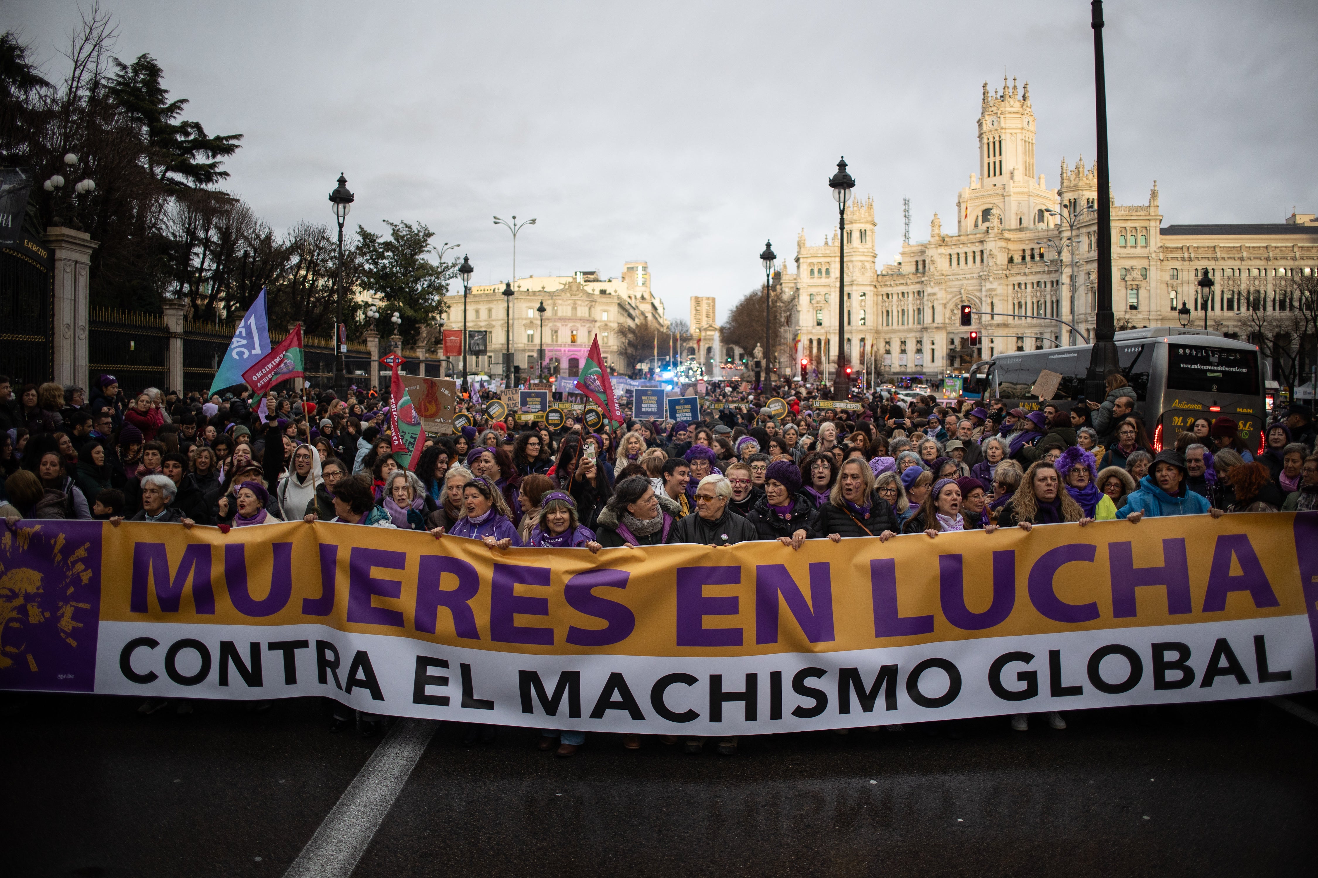 Cabecera de la manifestación convocada por el 8M del Movimiento Feminista de Madrid, la segunda marcha del día en la capital y con marcado carácter abolicionista