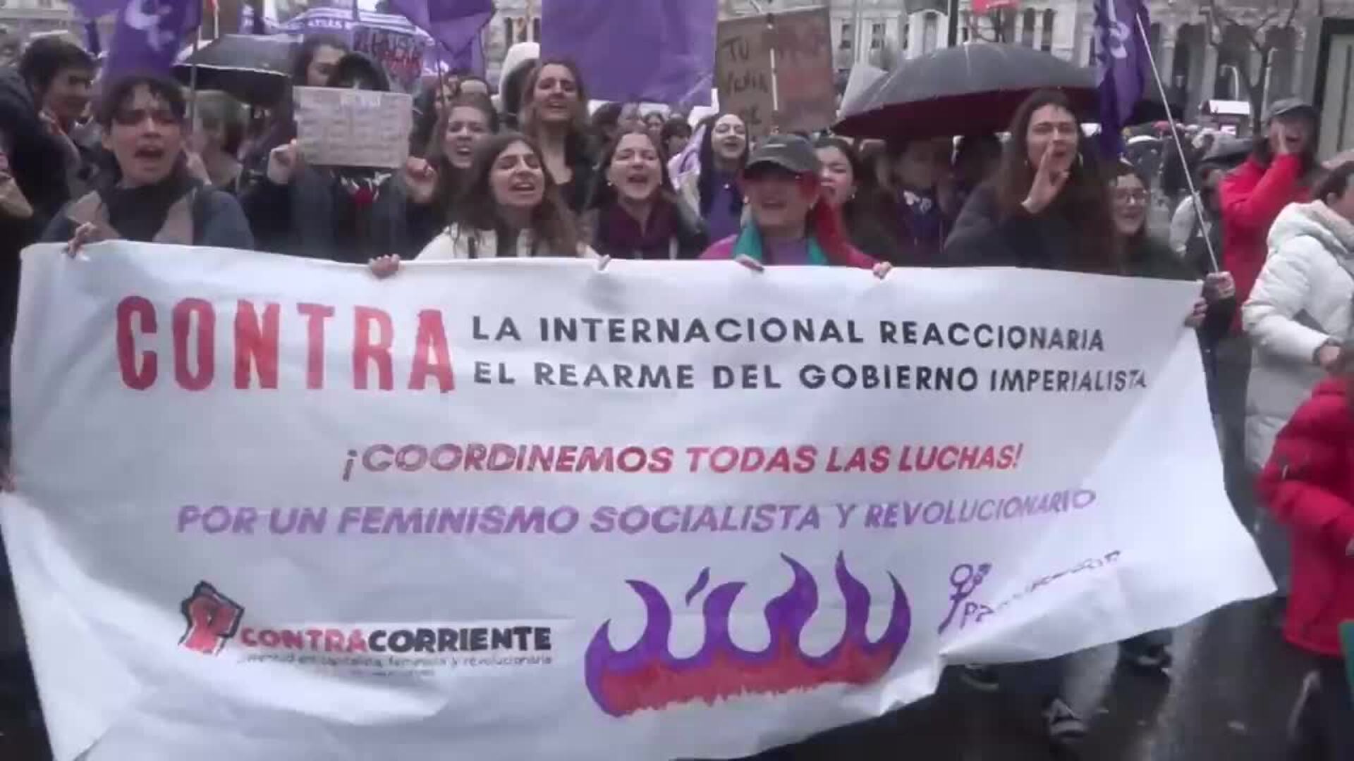 Miles de personas toman las calles por el 8M