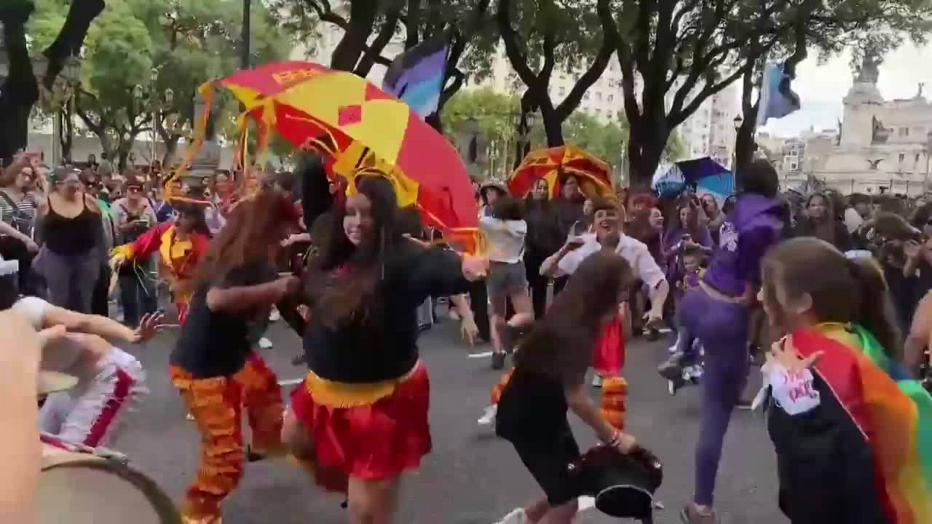 Mujeres y colectivos LGTBIQ+ marchan en Argentina contra el fascismo ...