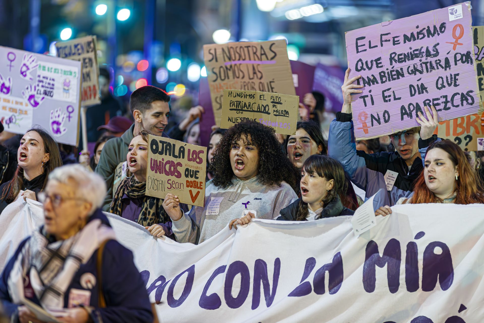 Manifestantes en la marcha convocada en Zaragoza por el 8M