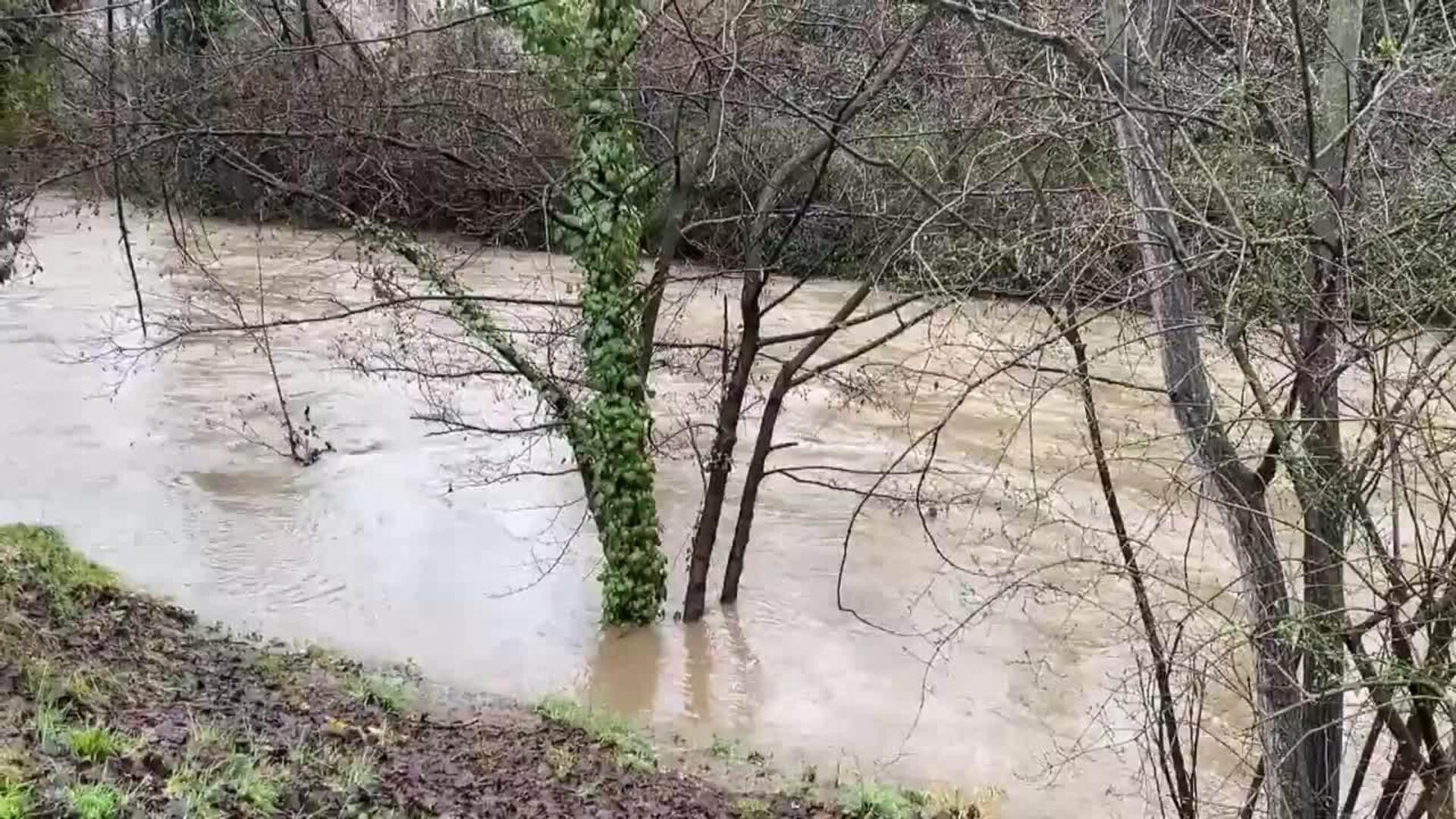 Las fuertes lluvias multiplican el caudal de los ríos catalanes, que comienzan a desbordarse sin daños