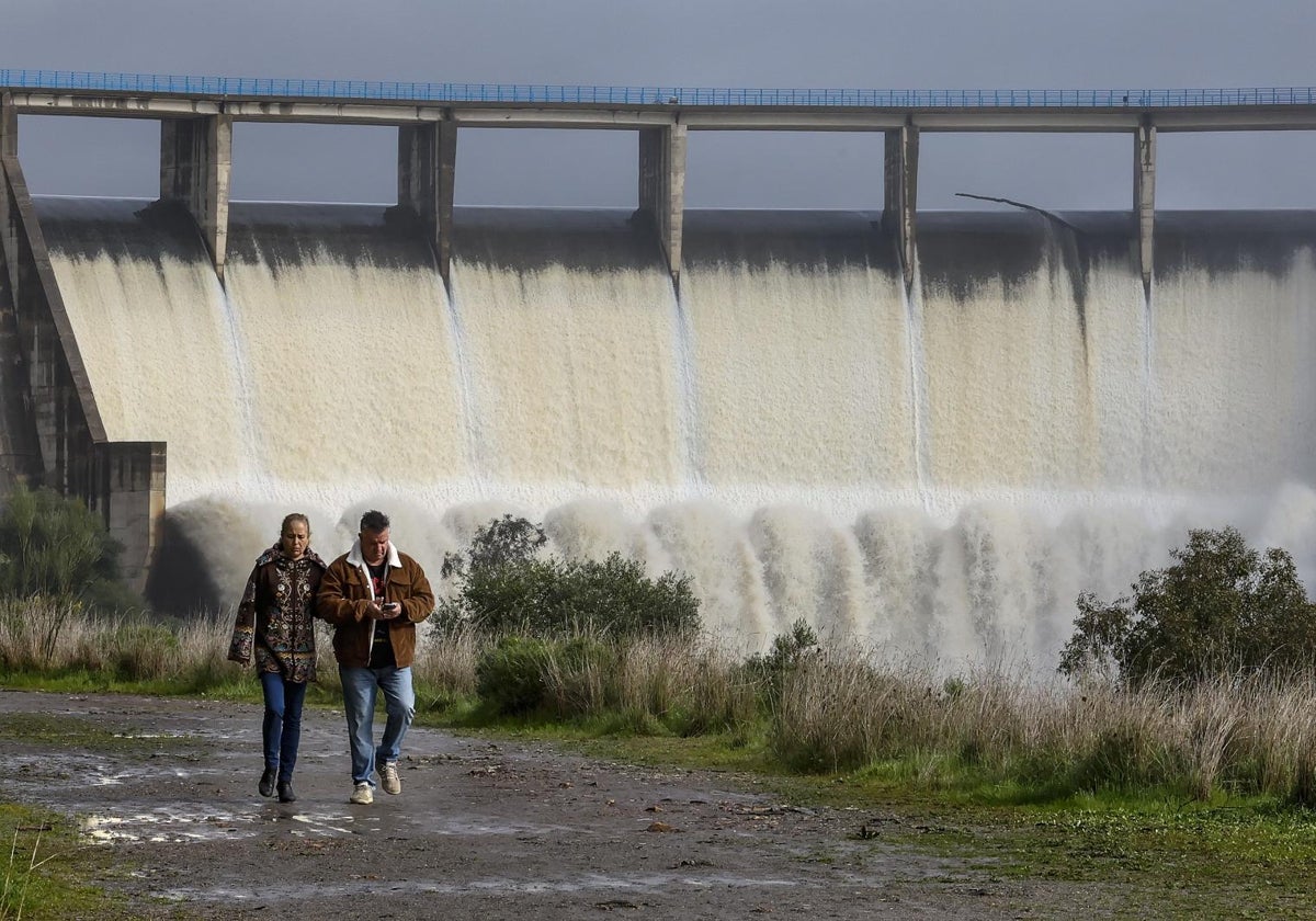 Embalse de El Gergal en Guillena (Sevilla) que desembalsa agua tras alcanzar el limite de su capacidad