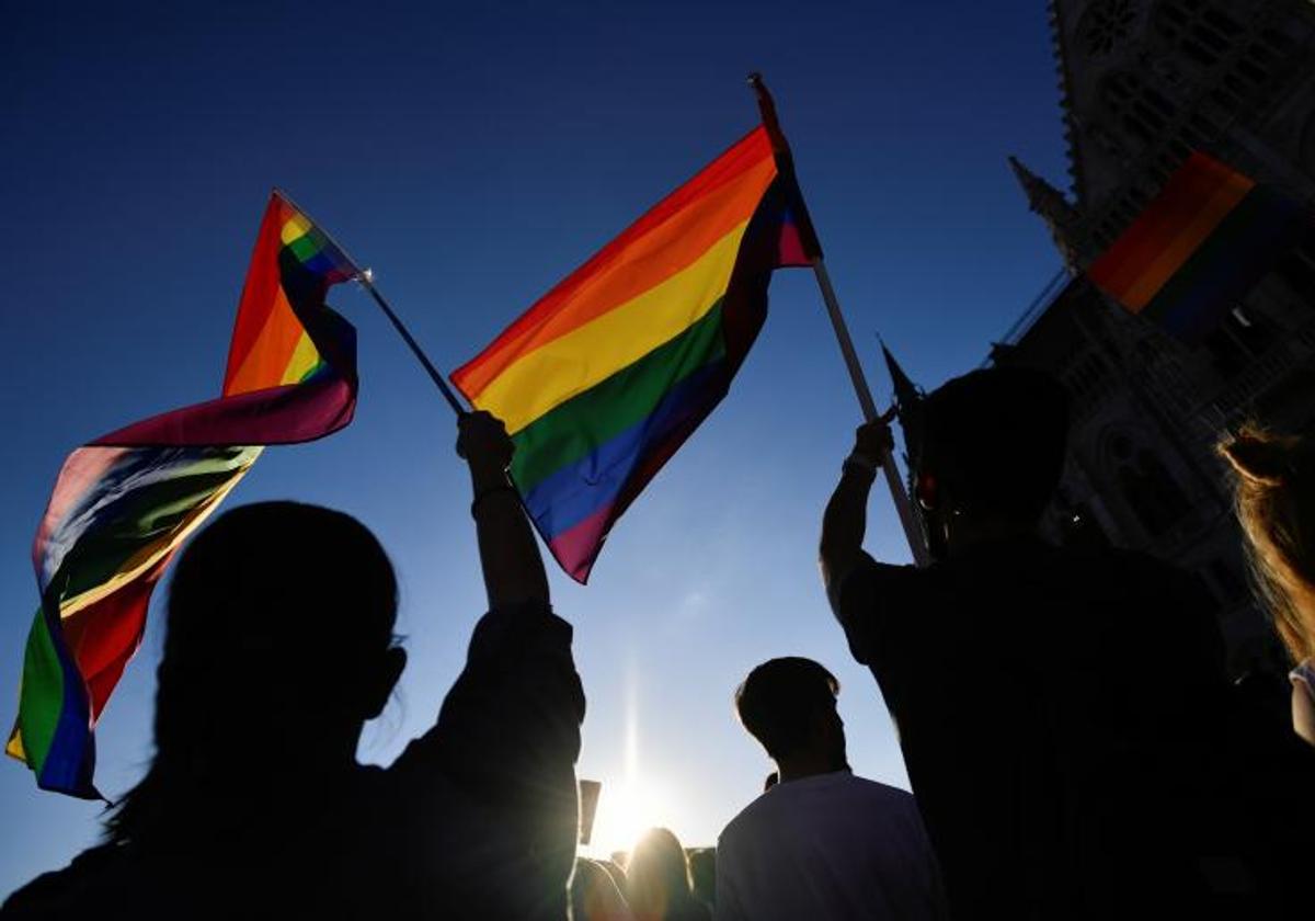 Manifestantes protestan contra el primer ministro húngaro, Viktor Orban, y la última ley anti-LGBTQ en Budapest