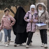 Cuatro niñas salen de clase después de los exámenes, fotografía realizada en Siria