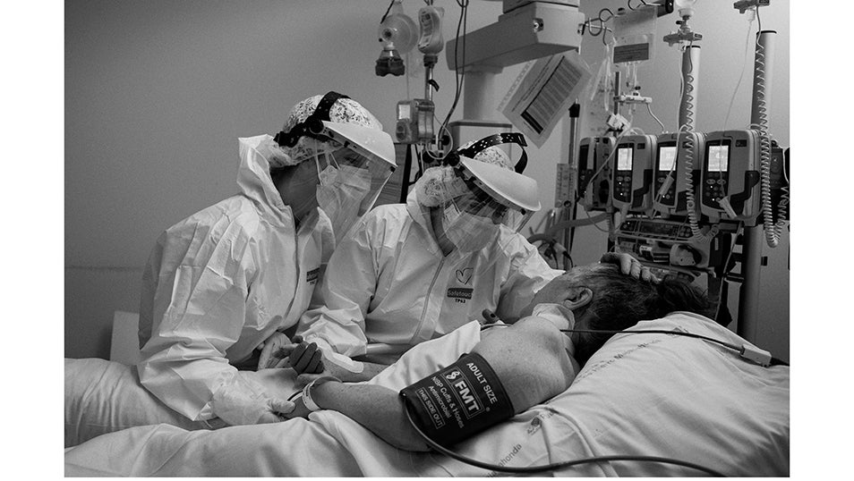 La doctora Inés Lipperheide y la enfermera Gema Martín intentan convencer a una paciente con COVID en la UCI del hospital Puerta de Hierro de que siga luchando por su vida. Tienen poca esperanza de poder salvarla. La amenaza de una tercera ola de la pandemia con la llegada de la Navidad y la aparición de una nueva cepa del virus de la COVID-19 en el Reino Unido mantiene en vilo a la comunidad médica. Se estima que la pandemia ha causado más de 70.000 muertes en España, de las cuales más de 50.000 han sido confirmadas mediante prueba PCR. Según un estudio de seroprevalencia, hasta junio, el 5% de la población española había sido infectada por el virus.