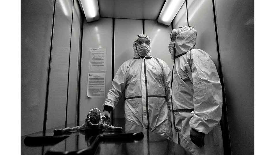 Un equipo de trabajadores de una funeraria en Ciudad Real traslada el cuerpo de una víctima de COVID-19. Se estima que la pandemia ha causado más de 70.000 muertes en España, de las cuales más de 50.000 han sido confirmadas mediante prueba PCR. La gran mayoría de los fallecidos eran personas mayores de 65 años. Según un estudio de seroprevalencia, hasta junio, el 5% de la población española había sido infectada por el virus.