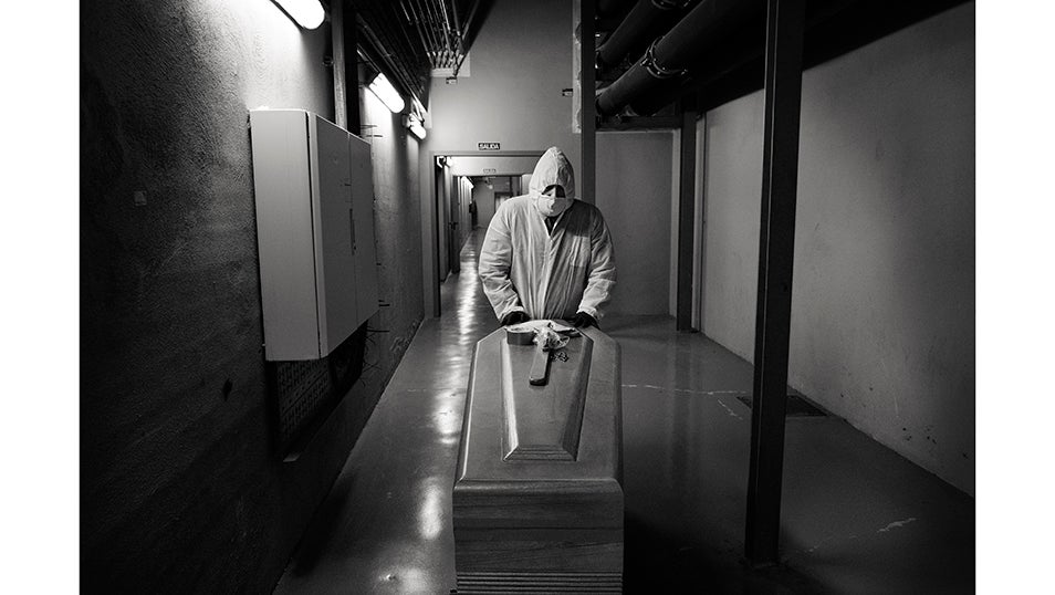 Un trabajador de una empresa funeraria en Valencia traslada a un paciente fallecido por COVID-19 desde la morgue de un hospital en Valencia hasta la funeraria de su empresa. La Comunidad Valenciana es uno de los epicentros de la tercera ola de la pandemia de COVID-19 en España. Enero fue el peor mes de la pandemia en cuanto a contagios de COVID-19 y, junto con febrero, acumuló cifras récord de muertes, con un exceso de mortalidad acumulado del 18%, según el Sistema de Monitorización de la Mortalidad Diaria (MoMo), elaborado por el Instituto de Salud Carlos III.